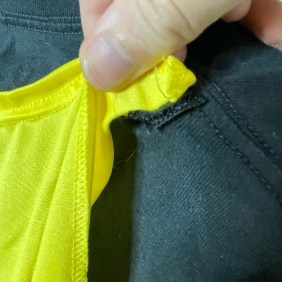 EUC Batman T-shirt With Yellow Cape- Medium - Picture 7 of 7